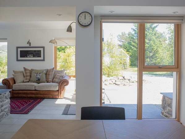 Cadre, Bâtiment, Bois, Fenêtre, Ombre, Plante, Design Intérieur, Canapé, L'Horloge
