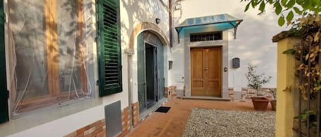 il cortile di ingresso