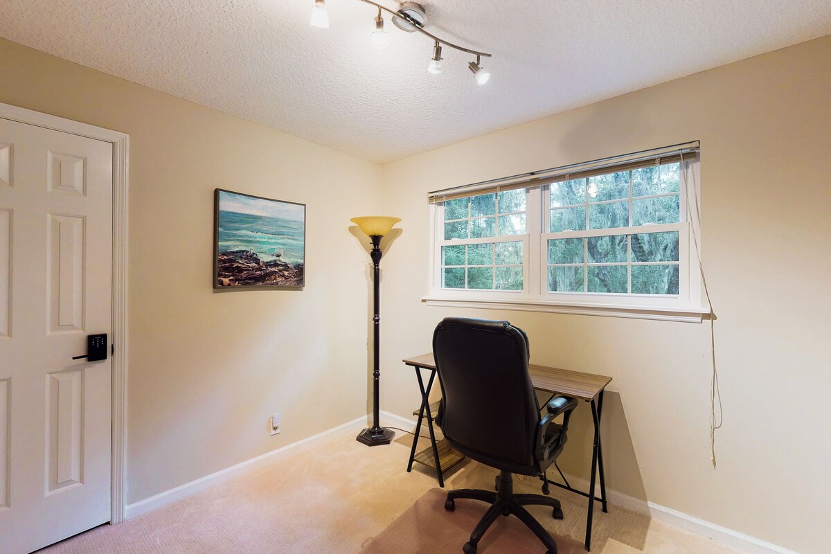 Dog-friendly home with central AC, washer/dryer & spacious backyard – near beach