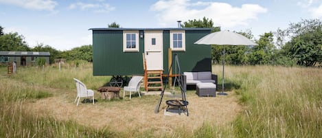 Littlestock Shepherds Hut Meadow - StayCotswold