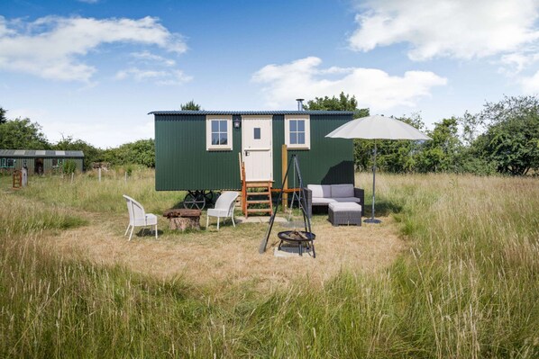 Littlestock Shepherds Hut Meadow - StayCotswold