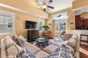 BV1093A: Beachaholic | Mid Level Living Area