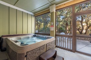 BV1093A: Beachaholic | Bottom Level Screened Porch w/ Hot Tub