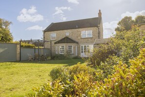 Saxon House, Harome: A large garden with seating area