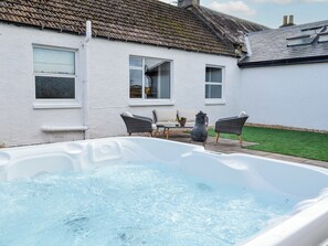 Hot tub | Maryland Cottage, Aberargie, near Perth