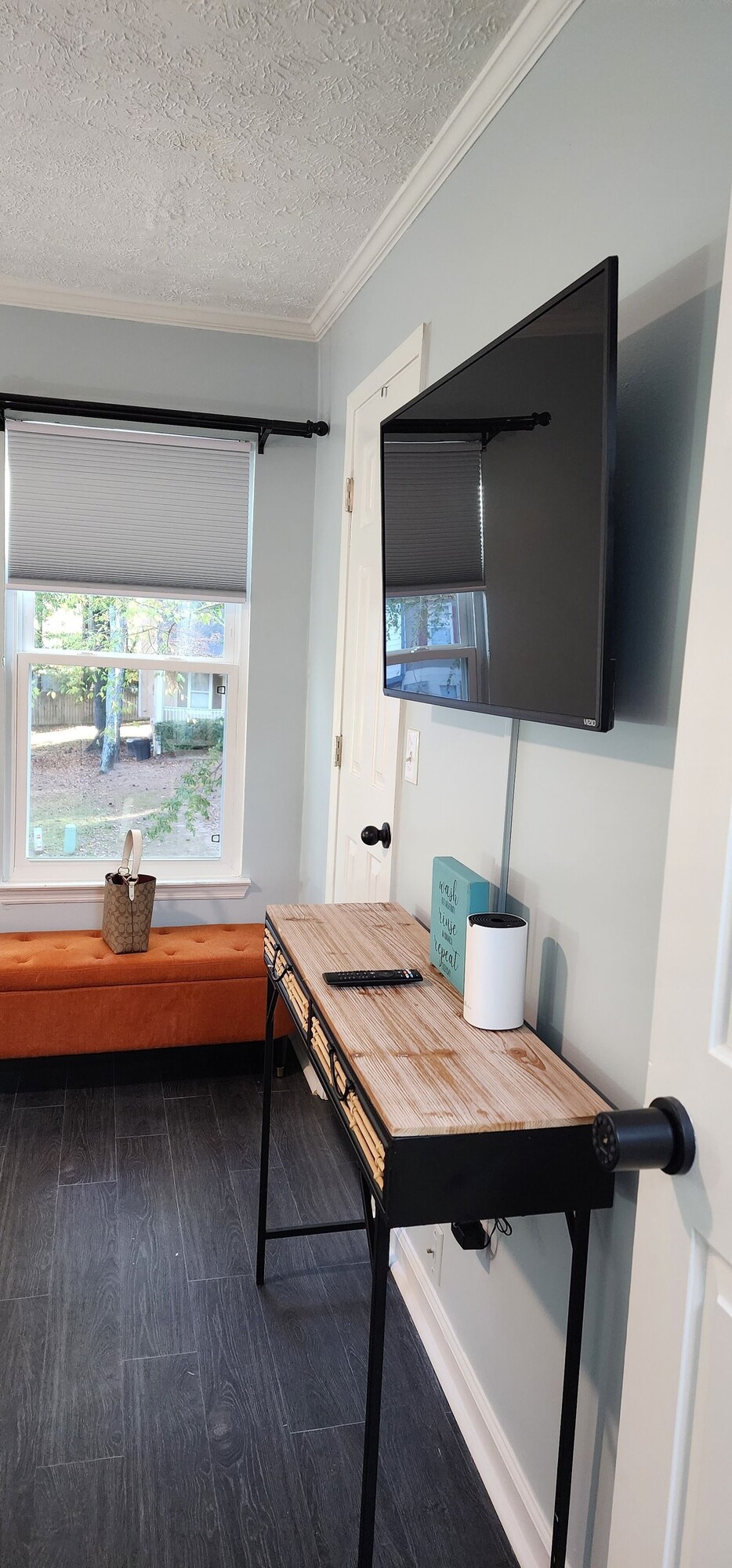Cheerful, cozy townhouse minutes from stadium, downtown, area attractions