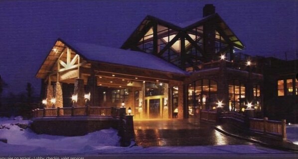 Beautiful main drive to the lobby.