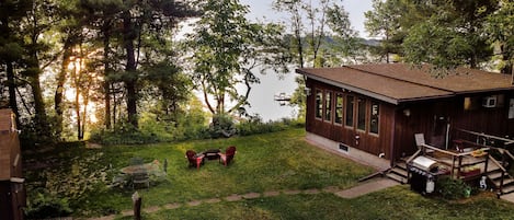 Overlooking Goose Lake, this cabin is the perfect northern escape for couples, small families or outdoor enthusiasts.