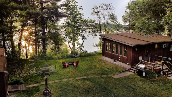Overlooking Goose Lake, this cabin is the perfect northern escape for couples, small families or outdoor enthusiasts.