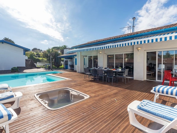 Nuage, Ciel, Propriété, Meubles, Piscine, Bleu, Bâtiment, L'Eau, Chaise, Mobilier De Jardin