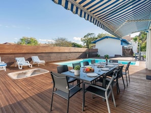 Table, Meubles, Propriété, Ciel, Chaise, Bleu Azur, Bois, Mobilier De Jardin, Design Intérieur, Ombre