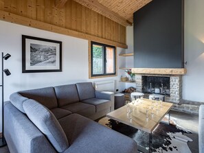 Couch, Eigentum, Möbel, Bilderrahmen, Gebäude, Interior Design, Wohnzimmer, Holz, Fussboden, Flooring