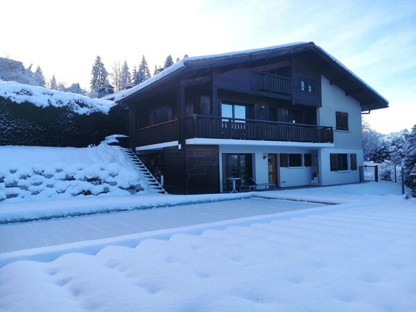 Himmel, Wolke, Schnee, Eigentum, Fenster, Gebäude, Baum, Steigung, Haus, Einfrieren