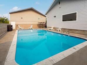 Large swimming pool, bring the kids and jump right in!
