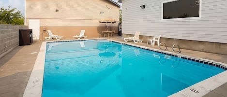 Large swimming pool, bring the kids and jump right in!
