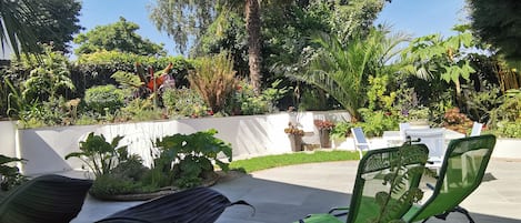 Newly relandscaped, sub-tropically garden with outdoor dining  area