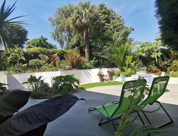 Newly relandscaped, sub-tropically garden with outdoor dining  area