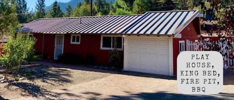 Easy mountain drive takes you to this charming open concept cabin with mountain views and vaulted ceilings.