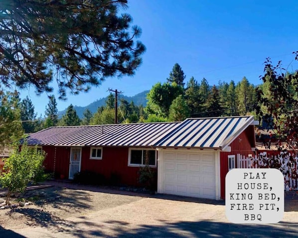 Easy mountain drive takes you to this charming open concept cabin with mountain views and vaulted ceilings.