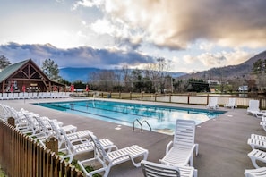 Neighborhood Pool - 2 minutes from chalet