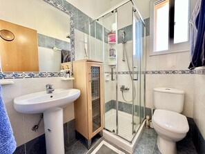 Master bedroom ensuite shower room