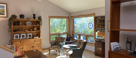 Sitting area off kitchen