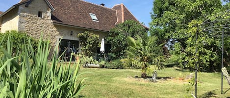 façade gite côté sud, grande terrasse, spa et jardin