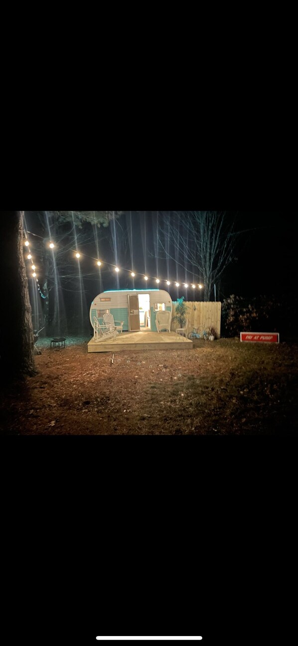 Night picture of Shasta Camper 