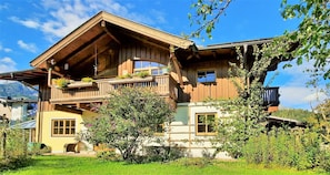 Apartment EschenWald im Erdgeschoß mit Gartenzugang und Blick ins Grüne.