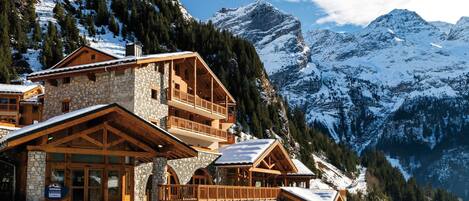 This is the perfect location for ski lovers! Only 200 to the ski lift and 1.1 km to the centre of the resort.
