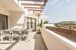 Spacious terrace with views of the mountain