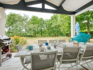 Table, Property, Plant, Shade, Interior Design, Architecture, Lighting, Tree, Outdoor Furniture, Building