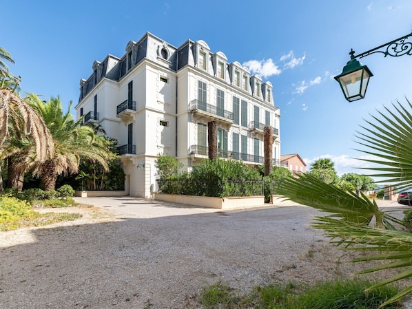 Ciel, Bâtiment, Plante, Propriété, Nuage, Bleu Azur, Arbre, Fenêtre, Design Urbain, Zone Résidentielle