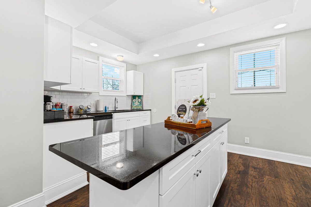 Lovely two-bedroom relaxing private parking rental near Downtown Detroit