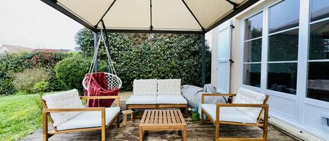 Terrasse aménagée pour des apéritifs au vert !