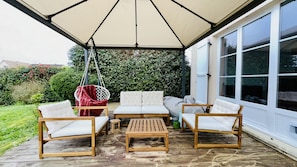 Terrasse aménagée pour des apéritifs au vert !