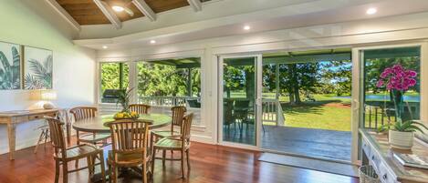 Kealoha, relaxed Hawaiian Style Home with lake views