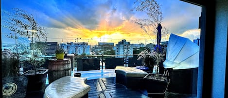 5000 ft.² of private rooftop SUNSETS & SUNRISES !