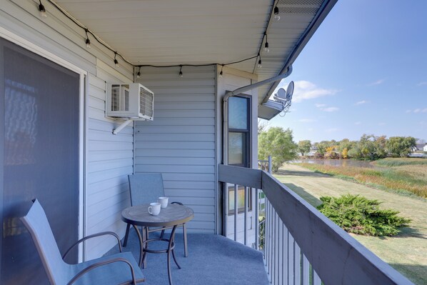 Oak Harbor Vacation Rental | 1BR | 1BA | 590 Sq Ft | Stairs Required