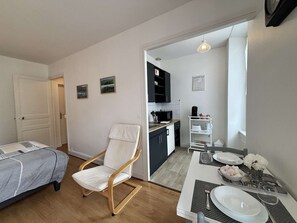 kitchen/dining area