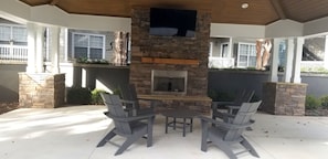 Outdoor Dining - Big Screen TV, Fireplace & Grills