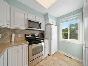 Room, Indoors, Oven, Microwave, Kitchen