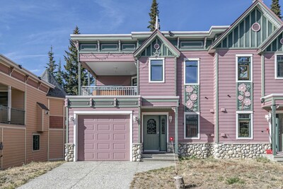 Large 3 Bedroom Townhouse with Garage