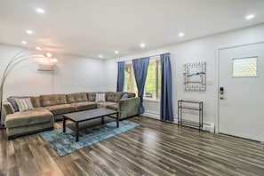 Living Room | Smart TV | Free WiFi | Keyless Entry