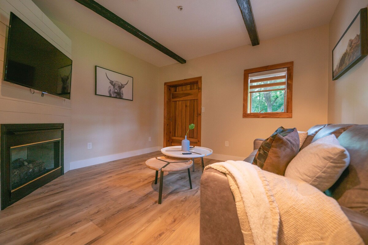 Chimney Hill – 01) First-Floor Suite 1