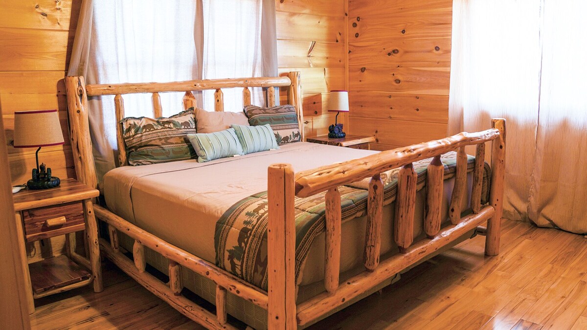 Large 5 Master Bedroom Mountain Cabin by Mt. Airy with Hot Tub