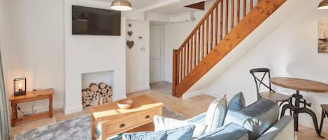 May Cottage, Sewerby - Host & Stay