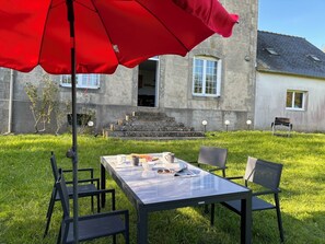 Tables et chaises de jardin, barbecue, parasol, transats sont à disposition