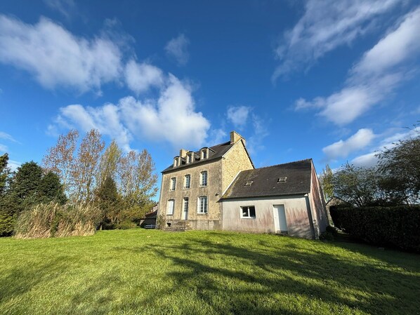 Maison de campagne, au calme, sans vis à vis, avec un grand jardin.