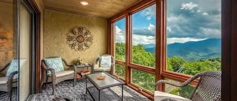 Reed's Retreat's cozy living area with stunning views